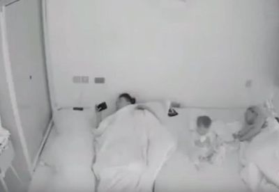 不到一岁的宝宝半夜饿醒,自己起来喝完奶就乖