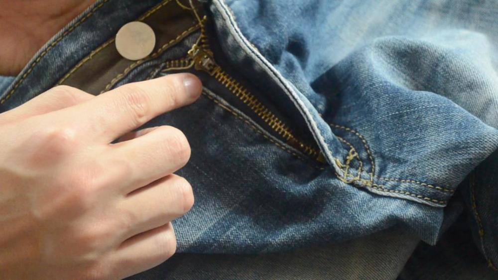 裤子拉链坏了不用愁,裤子这里剪一刀就能修复