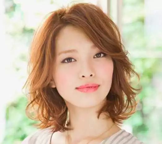 中短发烫发发型温柔有女人味