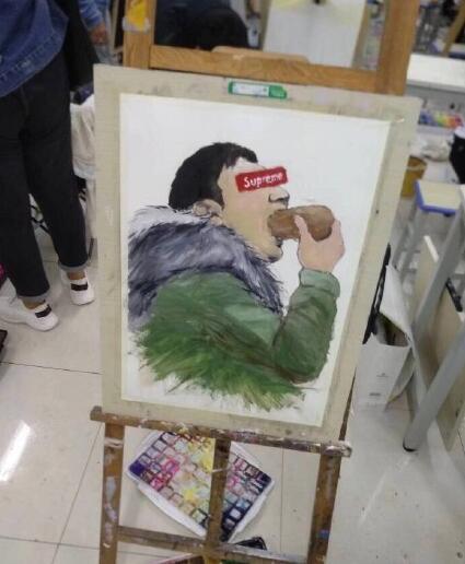 王思聪吃热狗爆红引网友海啸式狂欢 小游戏都