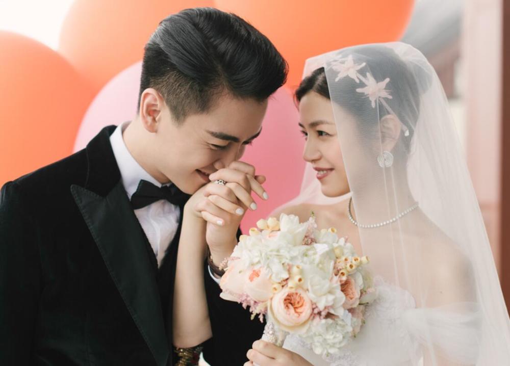 陈晓重拍婚纱照甜蜜细节曝光：全程戴着婚戒，圆陈妍希儿时心愿