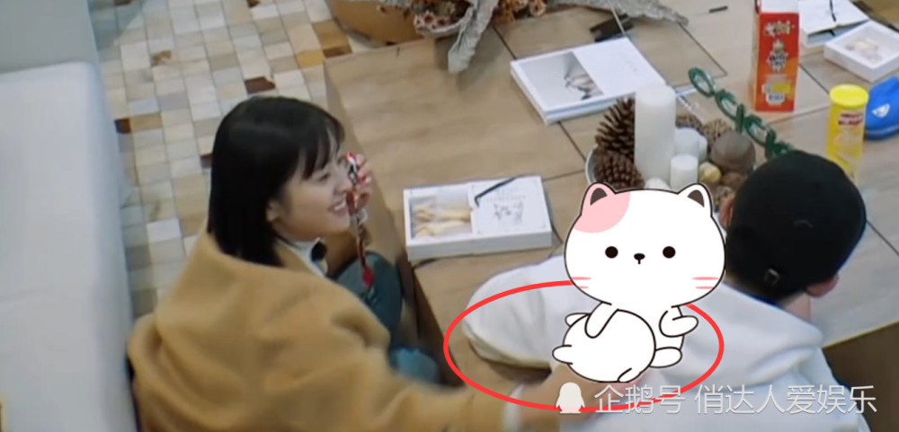 沈月给王鹤棣洗澡搓背,有谁注意王珂偷瞄后的