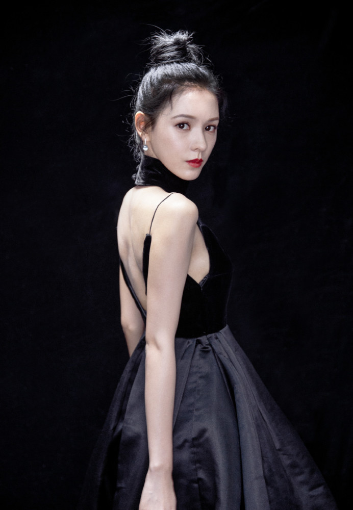 张予曦真大胆!黑色V领长裙只用两根细带撑着，两块布仅遮住重点