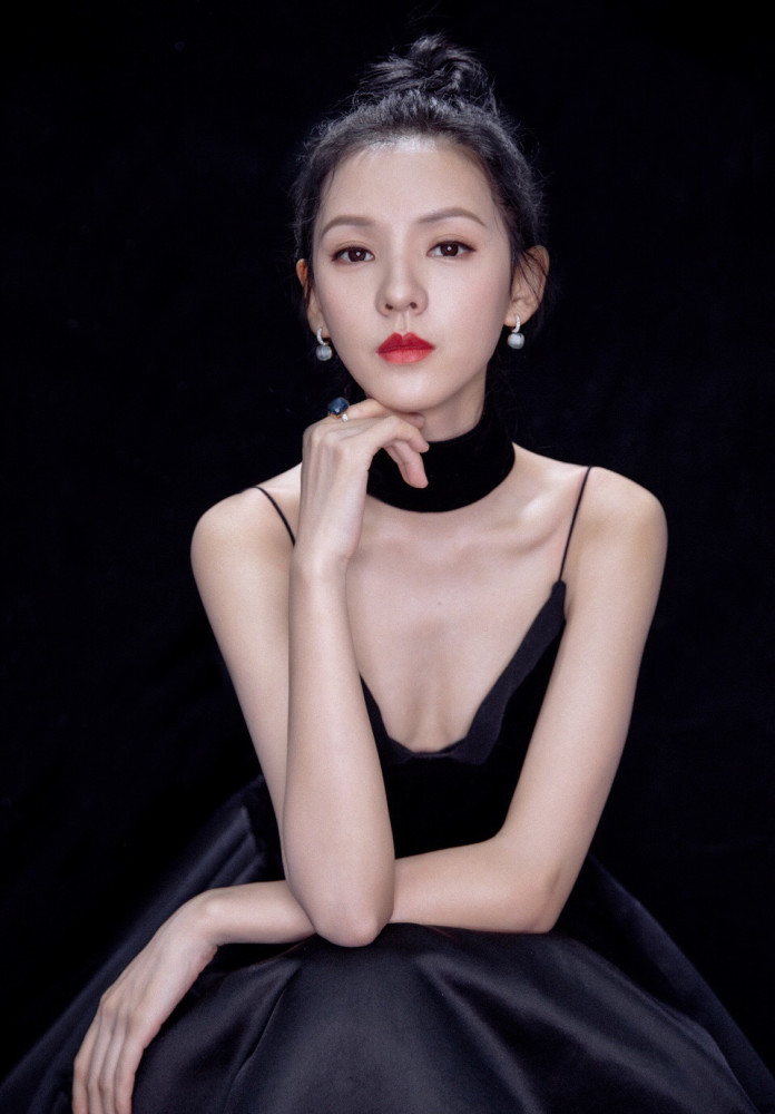 张予曦真大胆!黑色V领长裙只用两根细带撑着，两块布仅遮住重点