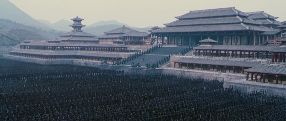在取景方面,也是毫不马虎,部分场景取景于浙江横店影视城的秦王宫