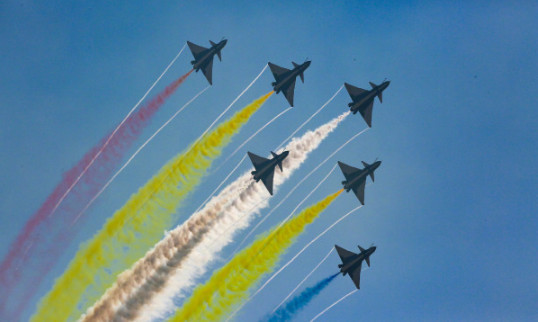 90秒看珠海航展首日:歼20垂直滚转爬升 歼10B