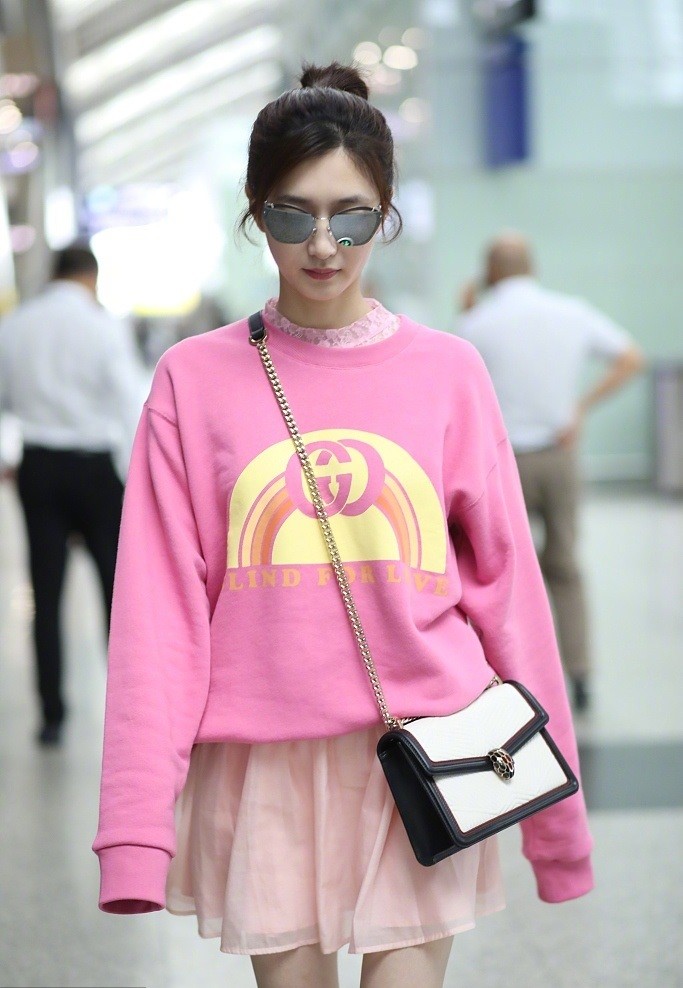 粉色衣服如何搭配?看钟楚曦、江疏影这样穿,甜