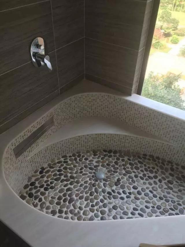 找的装修师傅工艺特别好,朋友来家参观时都说这个砖砌浴缸像澡堂,哈哈