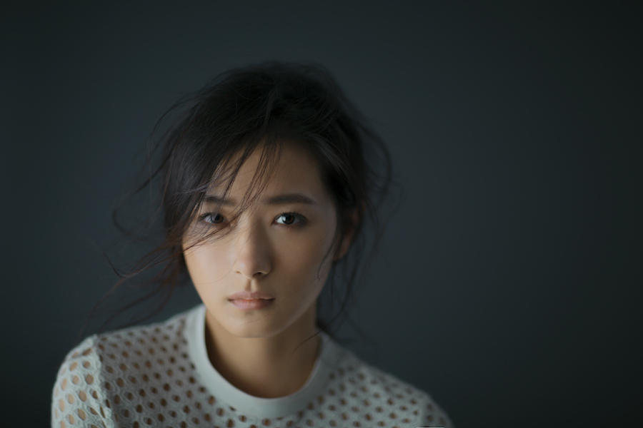 万茜晒出女儿正面照,大眼睛长睫毛萌翻了,像极