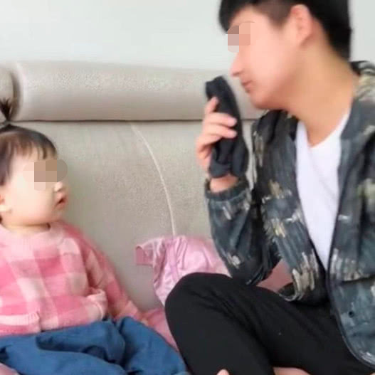 爸爸闻袜子假装晕倒，女儿好奇拿过来，结果让妈妈笑出眼泪