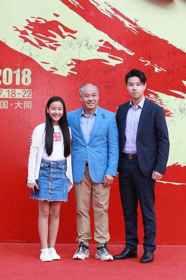 李小宁/李小妍:父—李宁;母—陈永妍