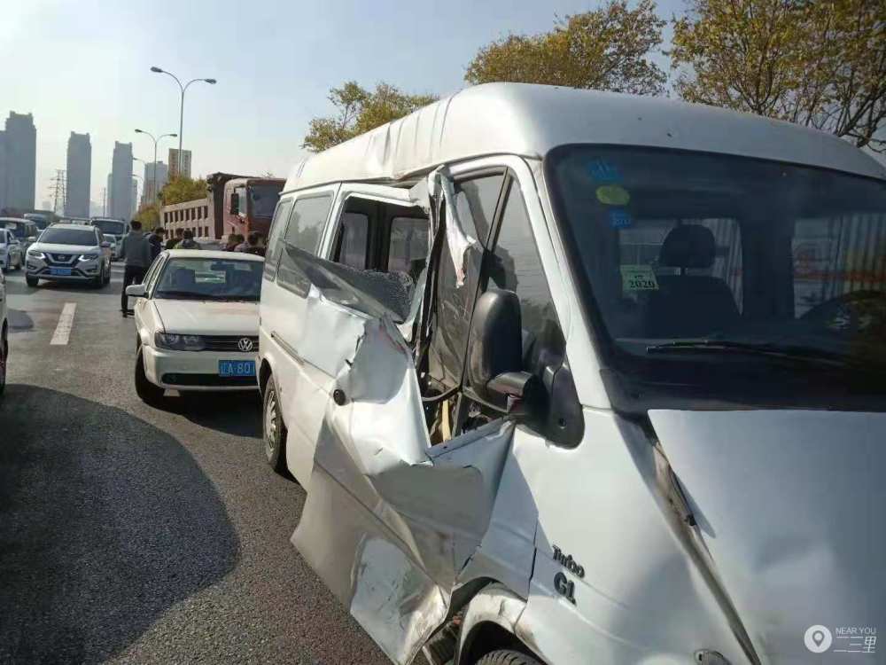 沈阳大货二环桥上连撞俩车 车损严重