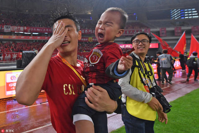 上港夺冠武磊罕见带娃欢庆 于海全程记录颁奖