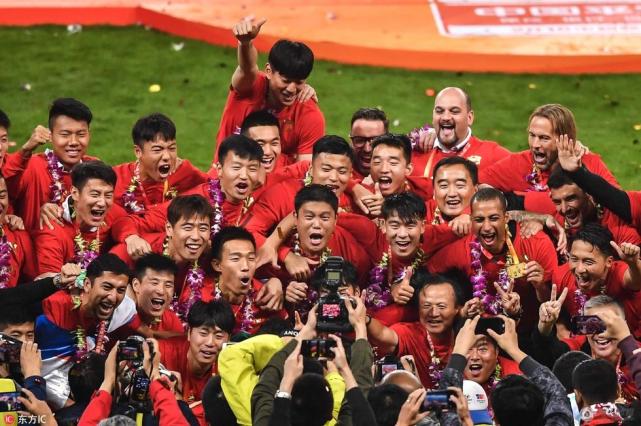 上港夺冠武磊罕见带娃欢庆 于海全程记录颁奖