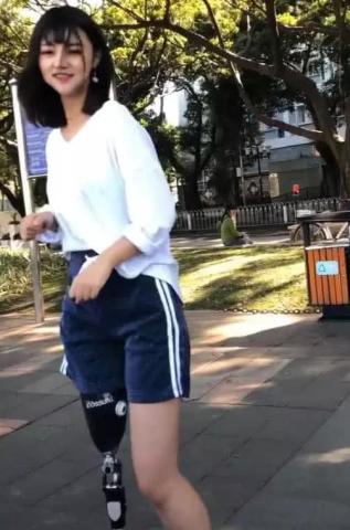 抖音最甜女孩走红,当看到全身画面后,网友:没人娶你,我娶!