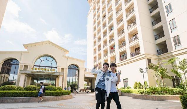 小明与情敌宝蓝约饭拍照 网友喊话:阿水快来