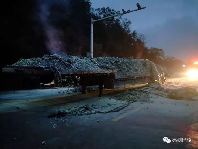 险!岳阳一大货车起火 车上31吨电石遇水还会爆