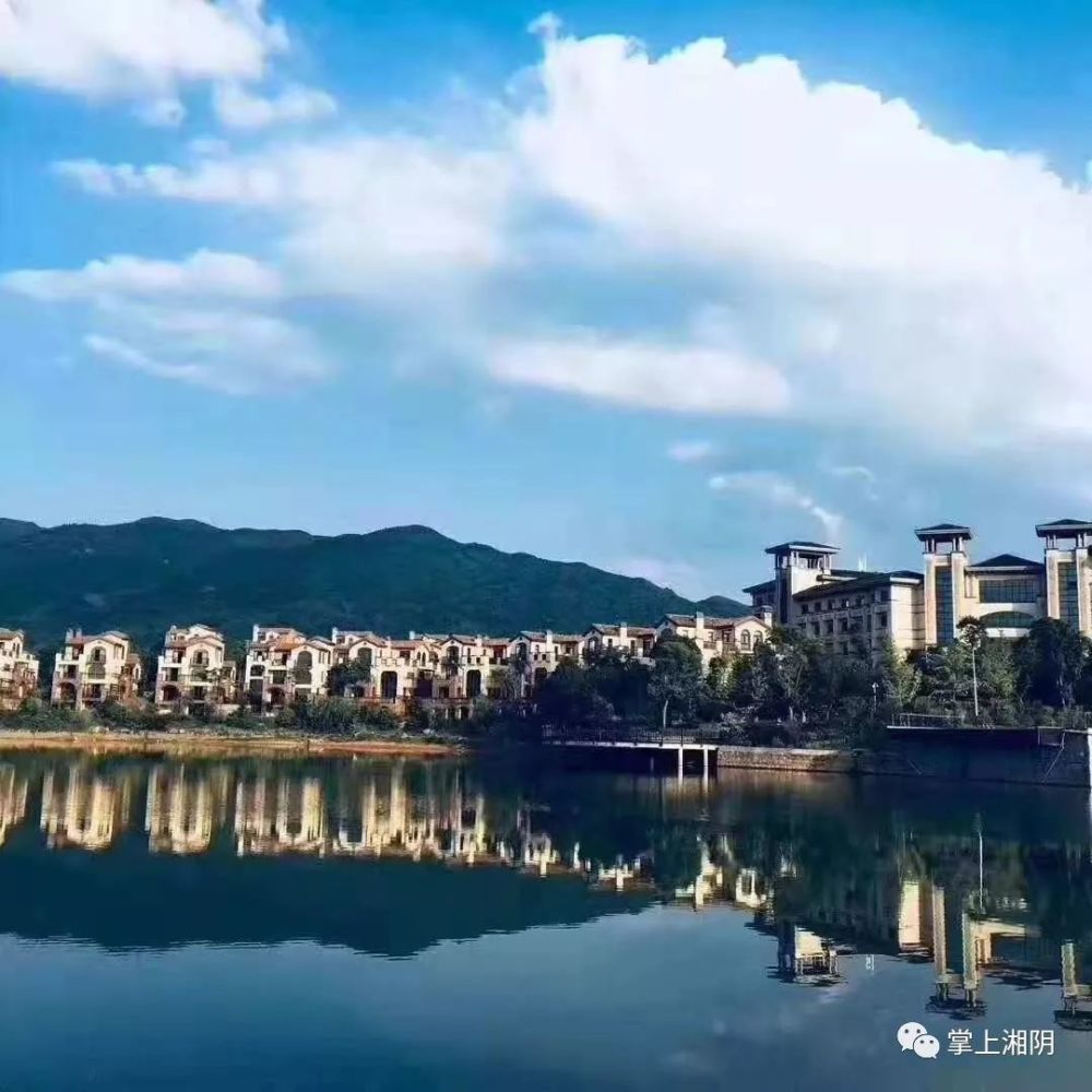图片依次为恒大·溪上桃花源,恒大    康养小镇,山湖鹭岛别墅群.