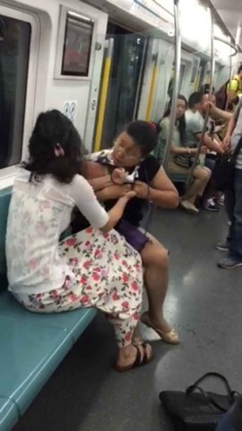 观点|北京地铁战扒衣对骂每日轮番上演,戾气