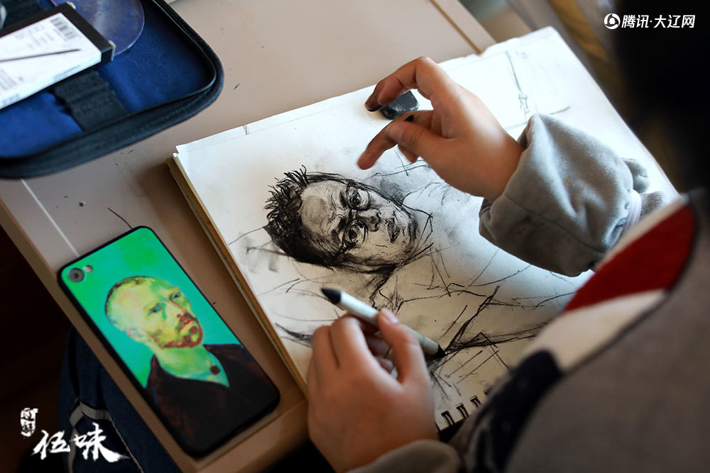 辽宁艺考女孩父母患癌 以画卖钱买止痛药