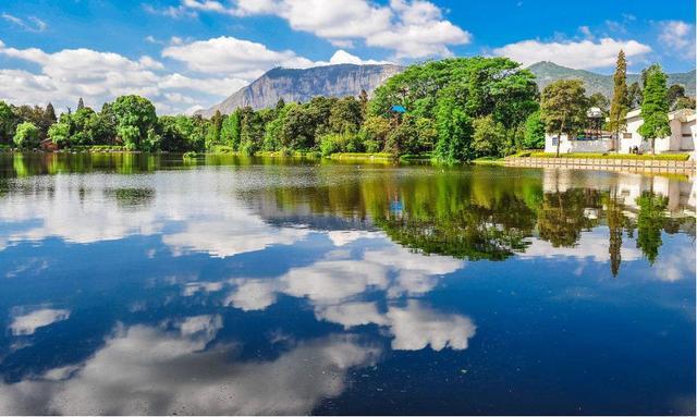 我国这个地方曾叫中甸县,改名后蜚声中外,新名