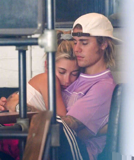 比伯妻子婚后成女强人狂吸金,拍摄广告身穿银