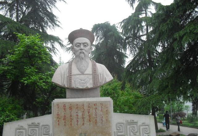 曾广钧是曾国藩之孙,字重伯,幼年即博通经史,被称为神童