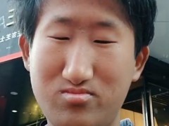 网红"小眼哥"走红,曝6岁就割了双眼皮,网友:这五官真自然!