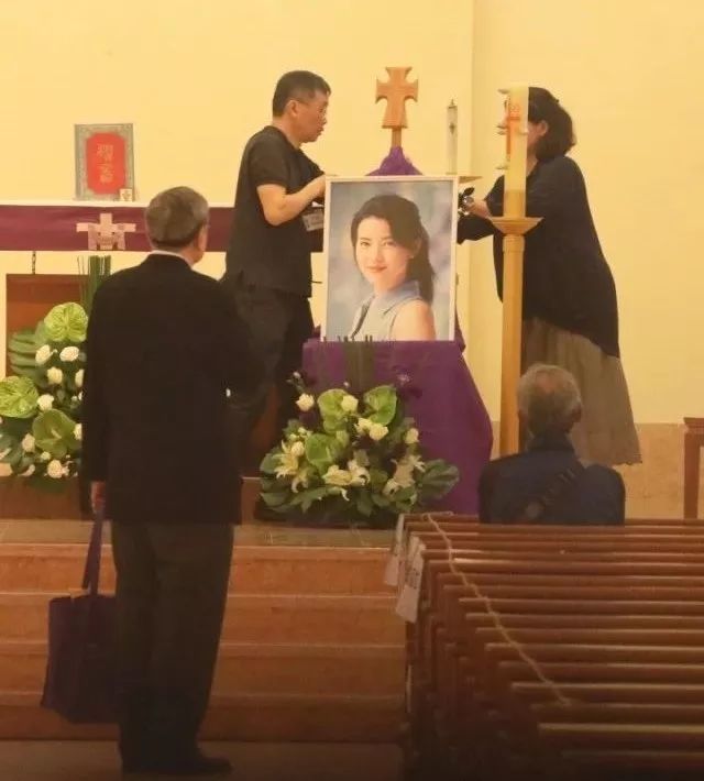 蓝洁瑛追思会布置简约，亲姐姐蓝洁卿到场打点，影迷自发前来祈祷