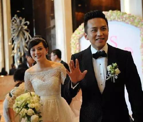 黄晓明baby逛街再曝身高,明星夫妻差距大起底