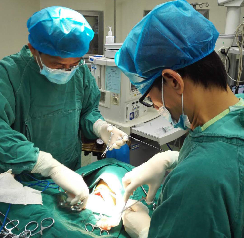 医生在为伤者进行颈部外伤清创加喉功能重建术