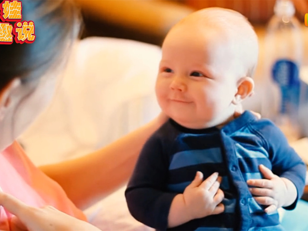 三个月的宝宝学说话，和妈妈一问一答，一本正经的模样把人萌化了