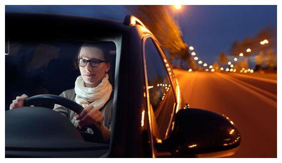 说:走灰不走白,见黑停下来,这是什么意思?