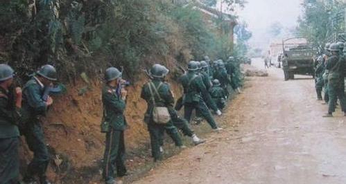 1992年云南平远街事件,毒贩拿着一个团的武器和两千