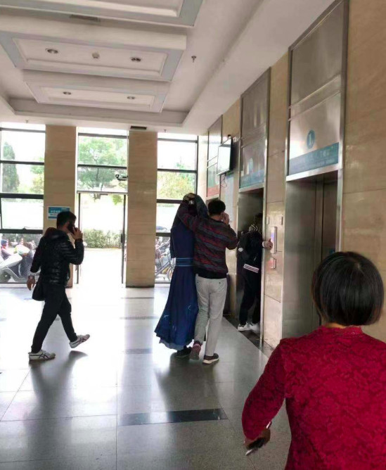 于朦胧眼睛受伤，戏服没脱就赶去医院，还一直捂着半边脸