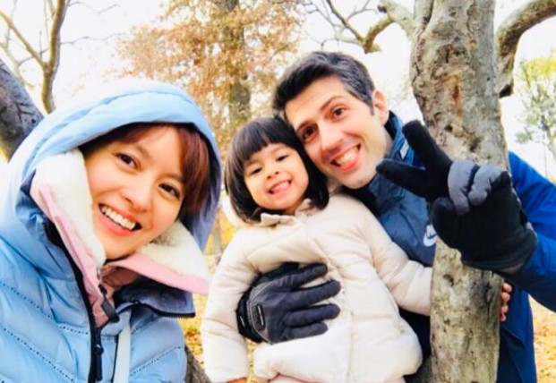 梁咏琪女儿学妈妈叉腰摆造型，歪头咧嘴微笑被说奶凶奶凶的！