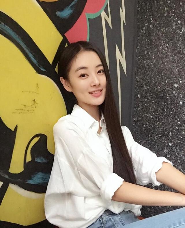 沈音女神军装护士服写真 拥有标志小酒窝