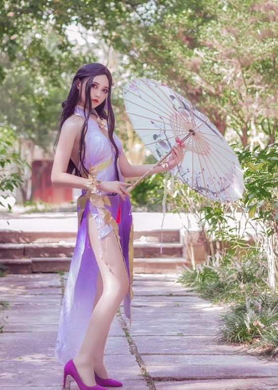 cos美女:国内瘦小美女cos王者荣耀露娜,网友:身材刚好!