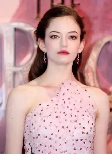从“暮光女”的女儿到迪士尼公主，18岁的她就是小精灵本人