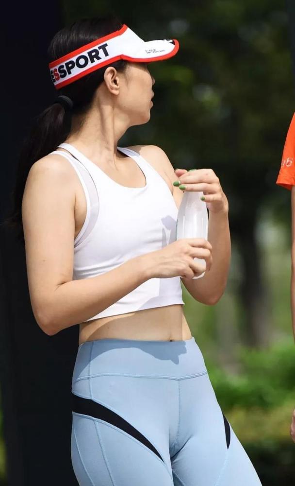 街拍:瑜伽教练紧身衣配上紧身裤,有这样的女朋友是何