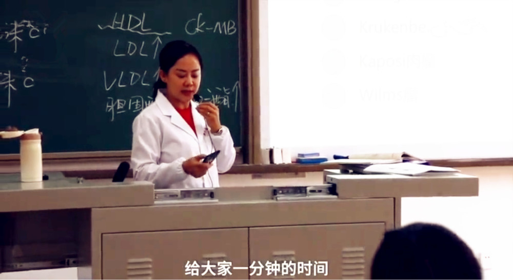 大学生爱玩手机,高校老师灵机一动,让全班拿起