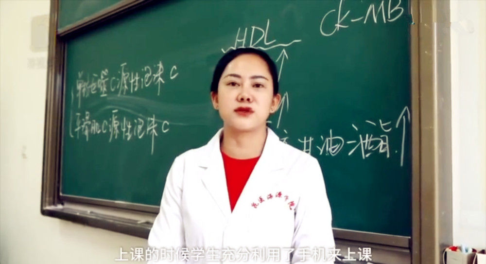 大学生爱玩手机,高校老师灵机一动,让全班拿起