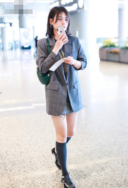 马思纯厉害!黄色卫衣叠穿格子大衣居然一点不