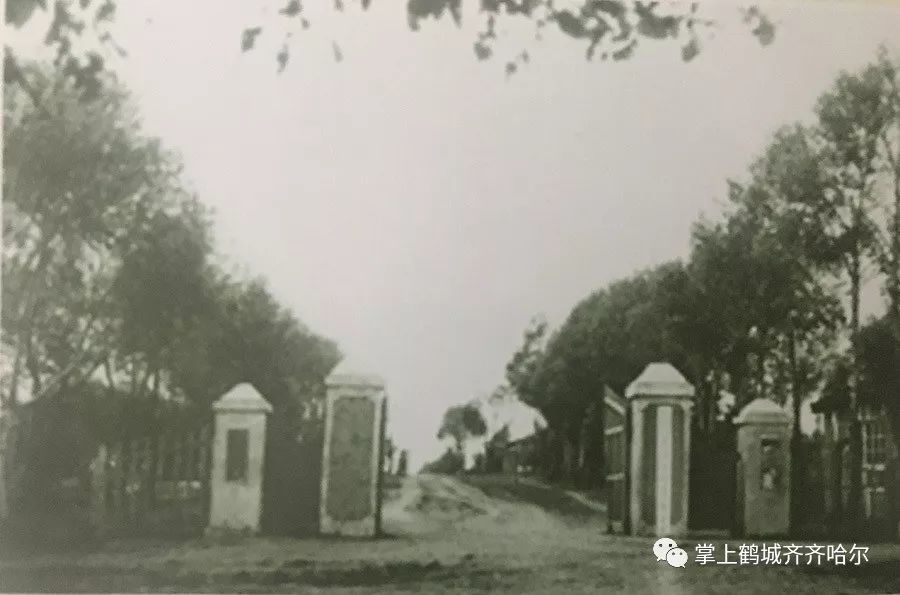 直到1952年1月,中国医科大学迁回沈阳,黑龙江省农业专科学校由克山