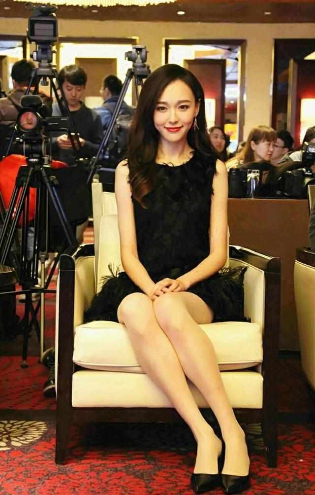 公开活动或者是上节目时,一般都会采取双腿交叠类似跷二郎腿的坐姿,但