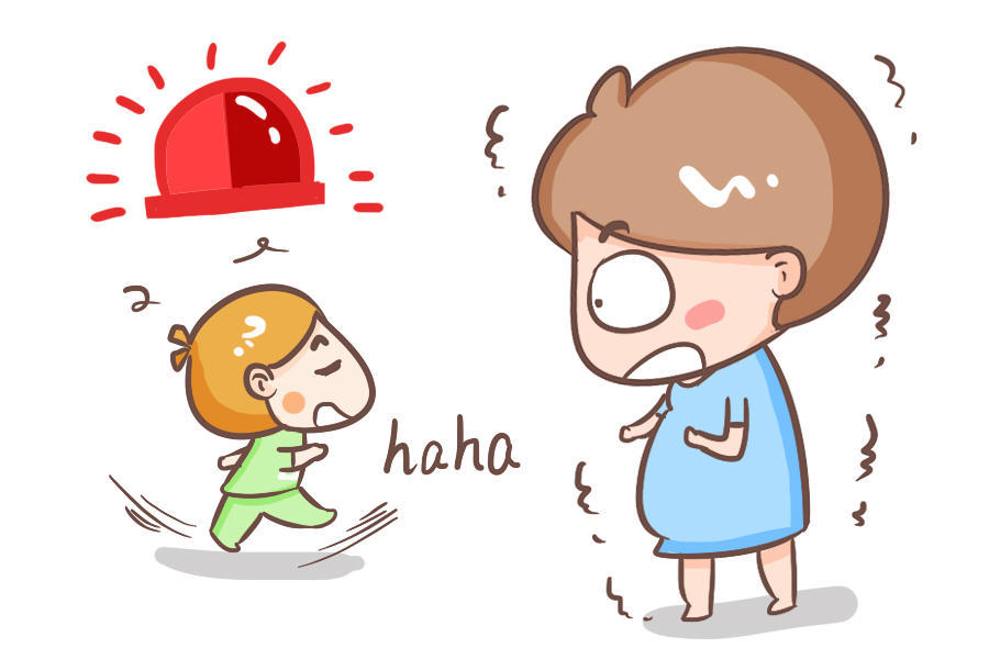 这个年龄阶段的宝宝打人很正常,但家长的错误