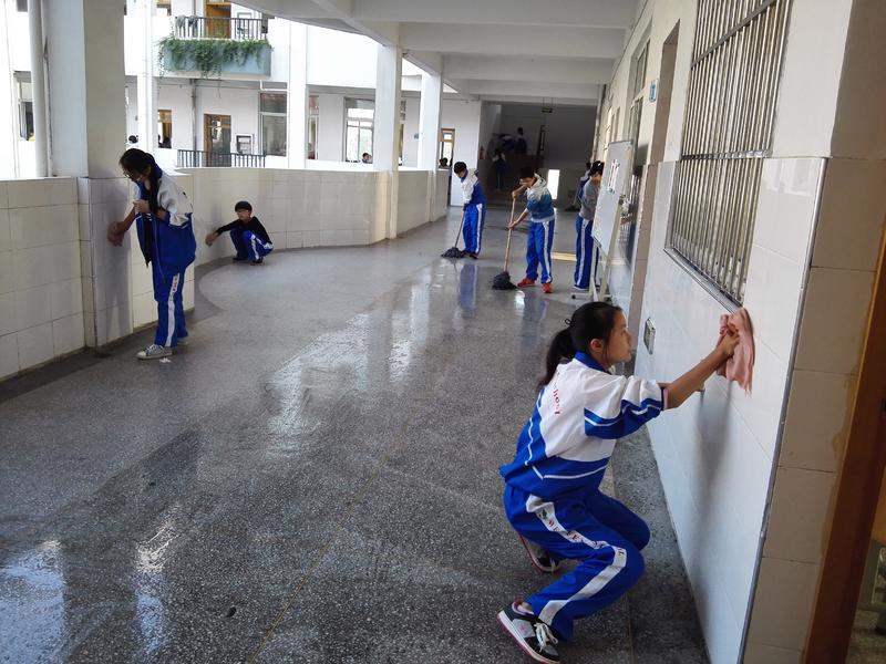 学生打扫卫生玩嗨了,老师悄悄站在背后,下一个