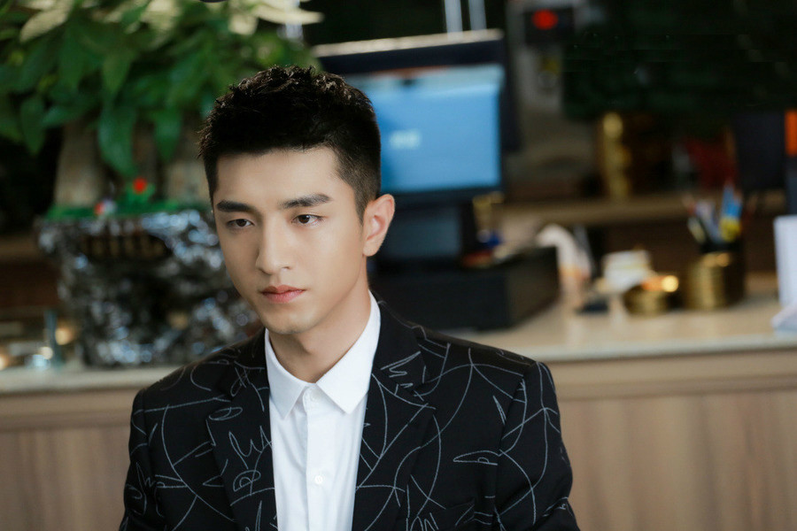 凭借《倾城时光》爆火，苗圃直接管他叫儿子，网友:关系真好!