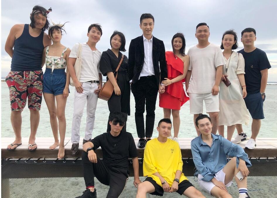 陈晓陈妍希低调回国，两人穿情侣球鞋双手紧牵画面超甜