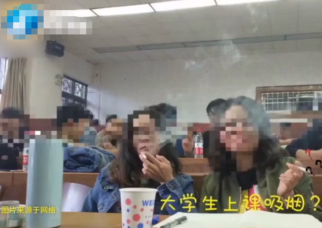 大学生上课抽烟,居然无人敢管,学生们理直气壮,网友都炸了